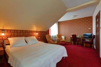Hotel W dniu przyjęcia weselnego oddajemy do dyspozycji Młodej Pary jeden z naszych luksusowych apartamentów.