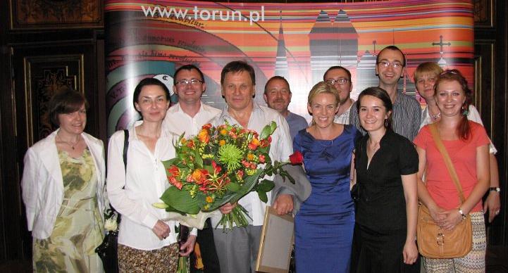 ZENON NIENARTOWICZ Nasze wspólne świętowanie! 3 Fot. 4 W dniu 19 czerwca 2013r. w Dworze Artusa odbyła się uroczystość wręczenia nagród Prezydenta Miasta Torunia.