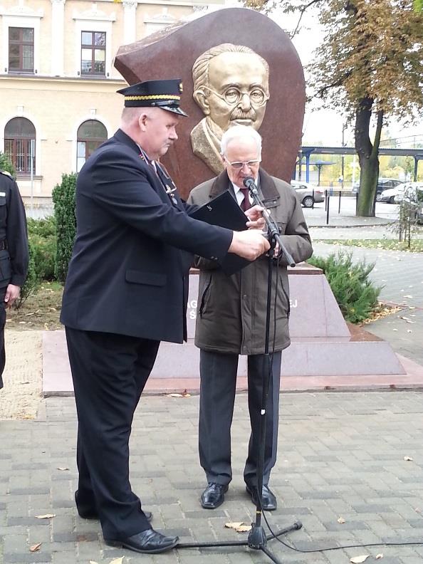 Głos zabiera Józef Nowkuński wnuk. Po uroczystości odsłonięcia Pomnika w Tarnogórskim Centrum Kultury odbyło się seminarium poświęcone historii magistrali i jej dzisiejszym funkcjom.