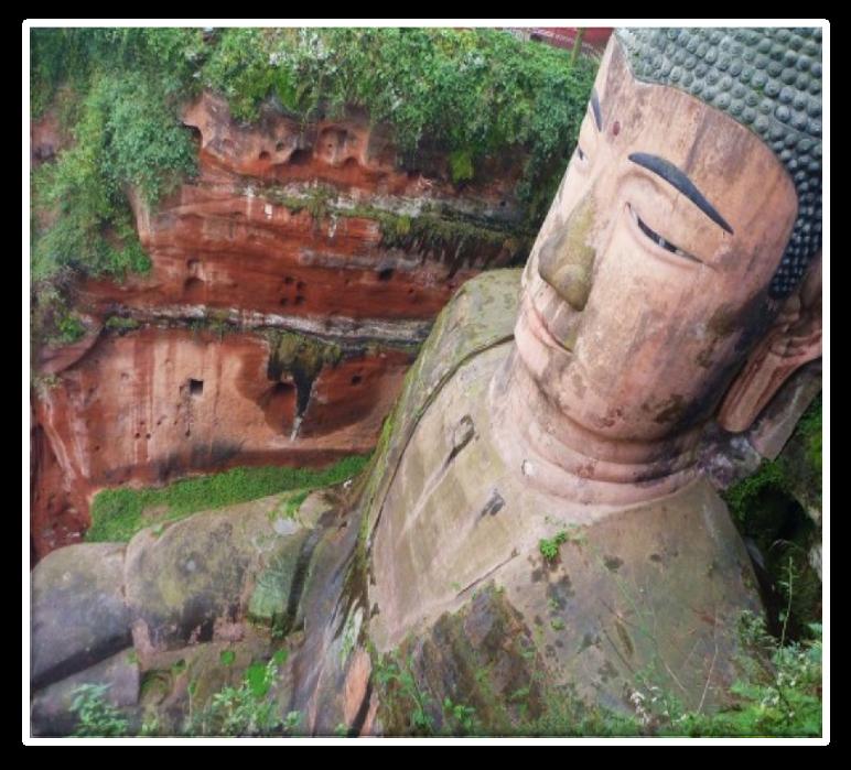 Dzień 8: 5 września 2012 : Leshan Zwiedzanie posągu Wielkiego Buddy w Leshan Masywny Budda został wykuty w skale ponad