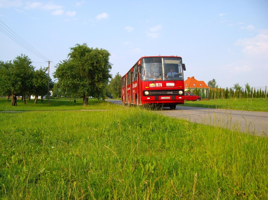 Lądujemy z powrotem na drodze wojewódzkiej. Wśród fali samochodów szumiących i asfaltu powodzi, popychani podmuchem z przejeżdżających ciężarówek dojeżdżamy do Tomaszowic.