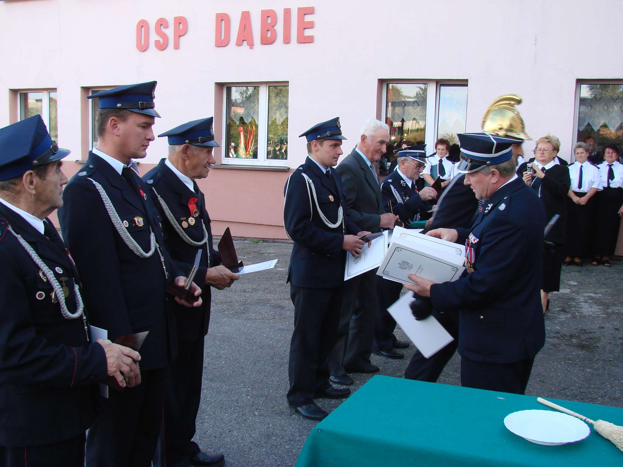 12 Ludowy Klub Sportowy powstał w 1991 roku. Stan osobowy to 35 osób, w tym: juniorzy 17, seniorzy 18. LKS rozgrywa w B klasie. Osiągnięcia klubu to 2. miejsce w swojej klasie.