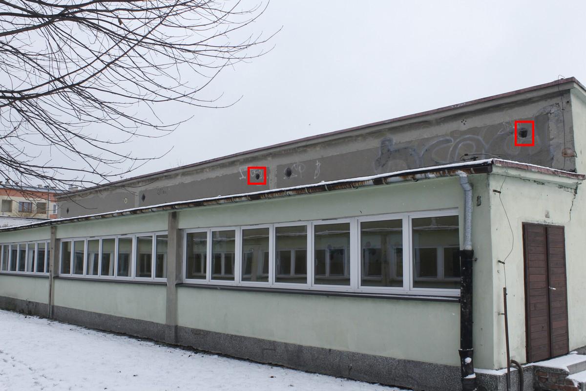 Ryc. 23. Częstochowa, ul. Goszczyńskiego 9/11 Budynek SP nr 33 segment H i H1 (ten niższy) elewacja południowa. Brak siedlisk lęgowych (fot. z dn. 21.01.2016 S.Czyż) Ryc. 24. Częstochowa, ul. Goszczyńskiego 9/11 Budynek SP nr 33 segment H i H1 (ten niższy) elewacja zachodnia.
