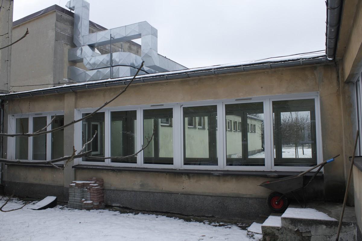 Ryc. 37. Częstochowa, ul. Goszczyńskiego 9/11 Budynek SP nr 33 segment M i segment N (ten niższy) elewacja wschodnia. Brak siedlisk lęgowych (fot. z dn. 21.01.2016 S.