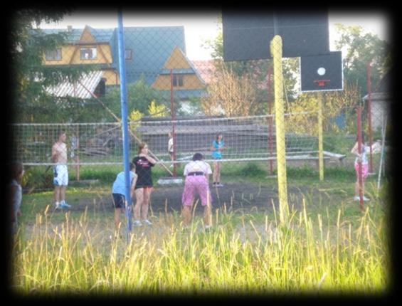 Zajęcia sportowe: treningi z piłki nożnej prowadzone przez instruktorów sportowych; zajęcia sportowe na hali gimnastycznej; gry i zabawy rekreacyjno-sportowe (rozgrywki w