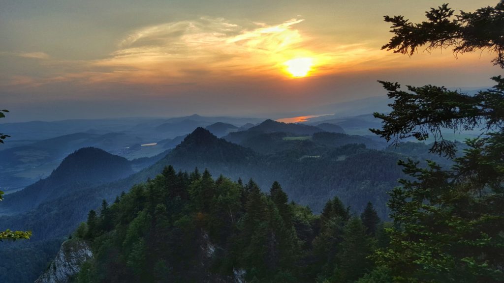 Zachodzące słońce nad jeziorem Czorsztyńskim widziane z tarasu widokowego Trzech Koron robi piorunujące wrażenie Widoki o każdej porze roku robią