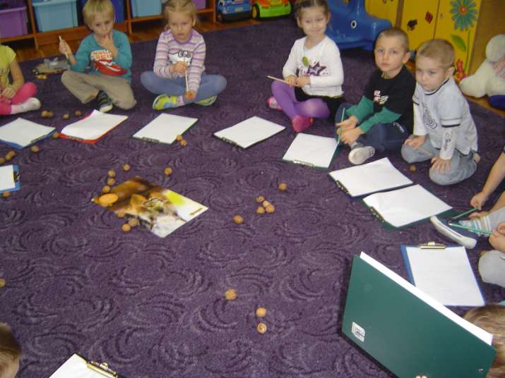 Dzieci wysłuchały opowiadania Śniadanie u wiewiórki - próby