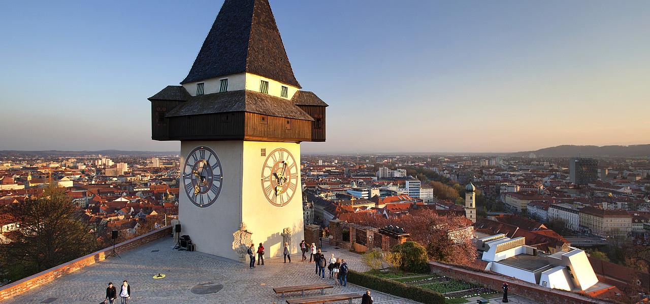 GRAZ W mieście znajdują się cztery uniwersytety i dwie inne szkoły wyższe, do których uczęszcza razem ponad 45 tys. studentów.