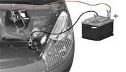 AKUMULATOR Rozruch za pomocą zewnętrznego akumulatora Jeżeli akumulator jest rozładowany, można posłużyć się oddzielnym akumulatorem lub akumulatorem z innego pojazdu.