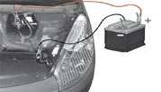 A K U M U L A T O R Rozruch za pomocą zewnętrznego akumulatora Jeżeli akumulator jest rozładowany, można posłużyć się oddzielnym akumulatorem lub akumulatorem z innego pojazdu.
