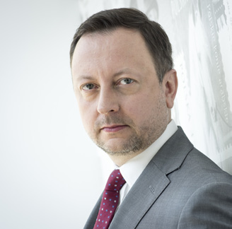 PRZEMYSŁAW SYPNIEWSKI Prezes Zarządu Poczty Polskiej S.A. Jest absolwentem Uniwersytetu Adama Mickiewicza w Poznaniu i stypendystą Uniwersytetu Alberta Ludwika we Fryburgu Bryzgowijskim w Niemczech.