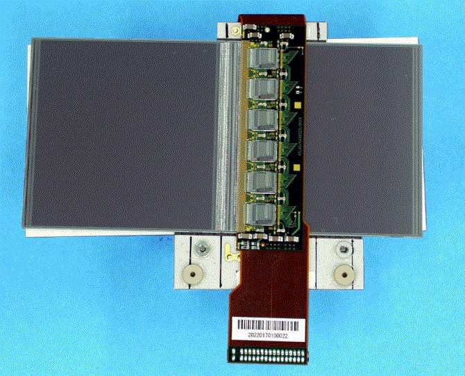 Detektory paskowe ATLAS Pojedynczy sensor: 64 64mm 2 768 pasków grubości 12µm, co 80µm 3500 połaczeń drucikami 25µm Al Precyzja pomiaru