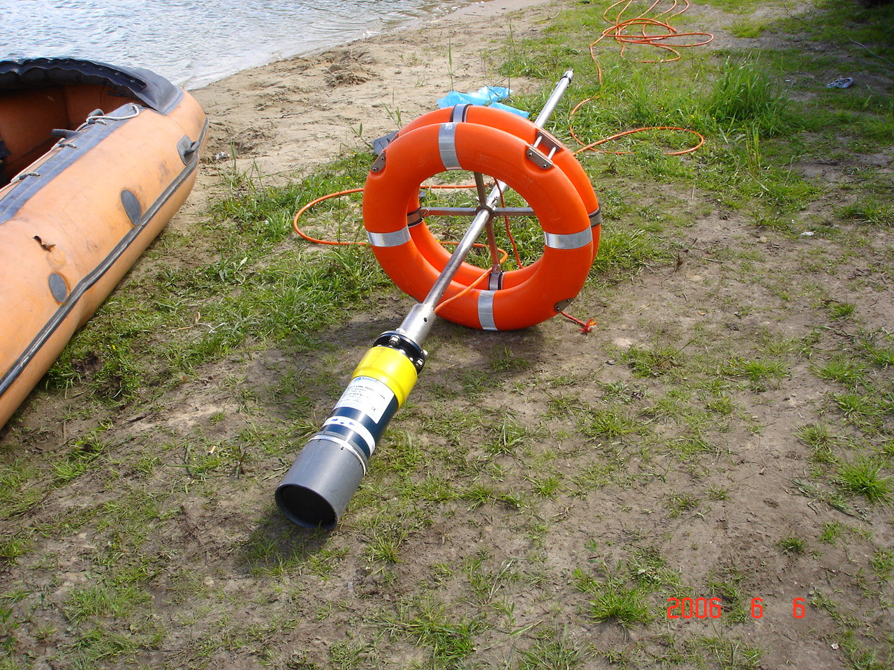 Nr 2 (19) 2007 rok System USBL działa w oparciu o trensponder hydroakustyczny zamontowany na ROV i głowicę zawierającą szereg urządzeń nadawczo-odbiorczych.