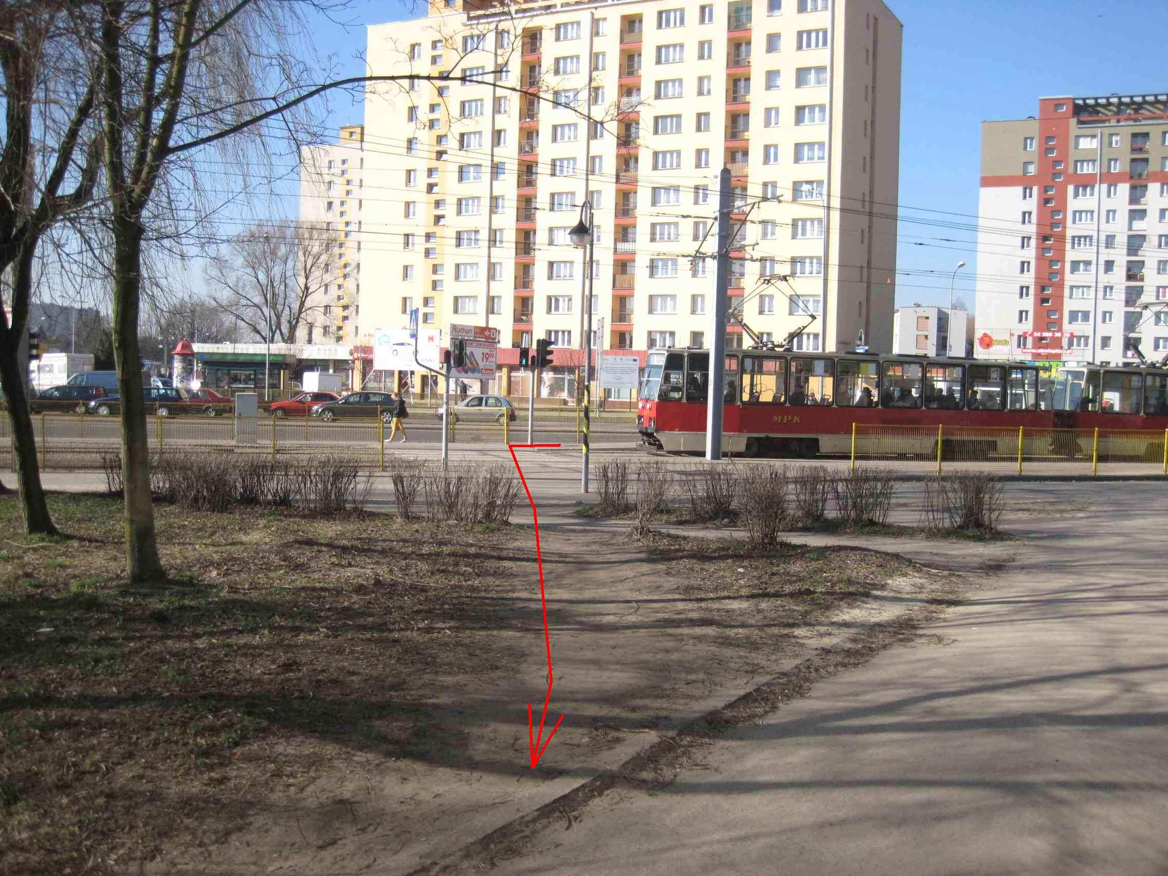 1. Po wyjściu z tramwaju naleŝy pójść w kierunku pawilonu (zgodnie z czerwoną strzałką). Na wprost przejścia przez tory zamiast chodnika wydeptana ścieŝka.