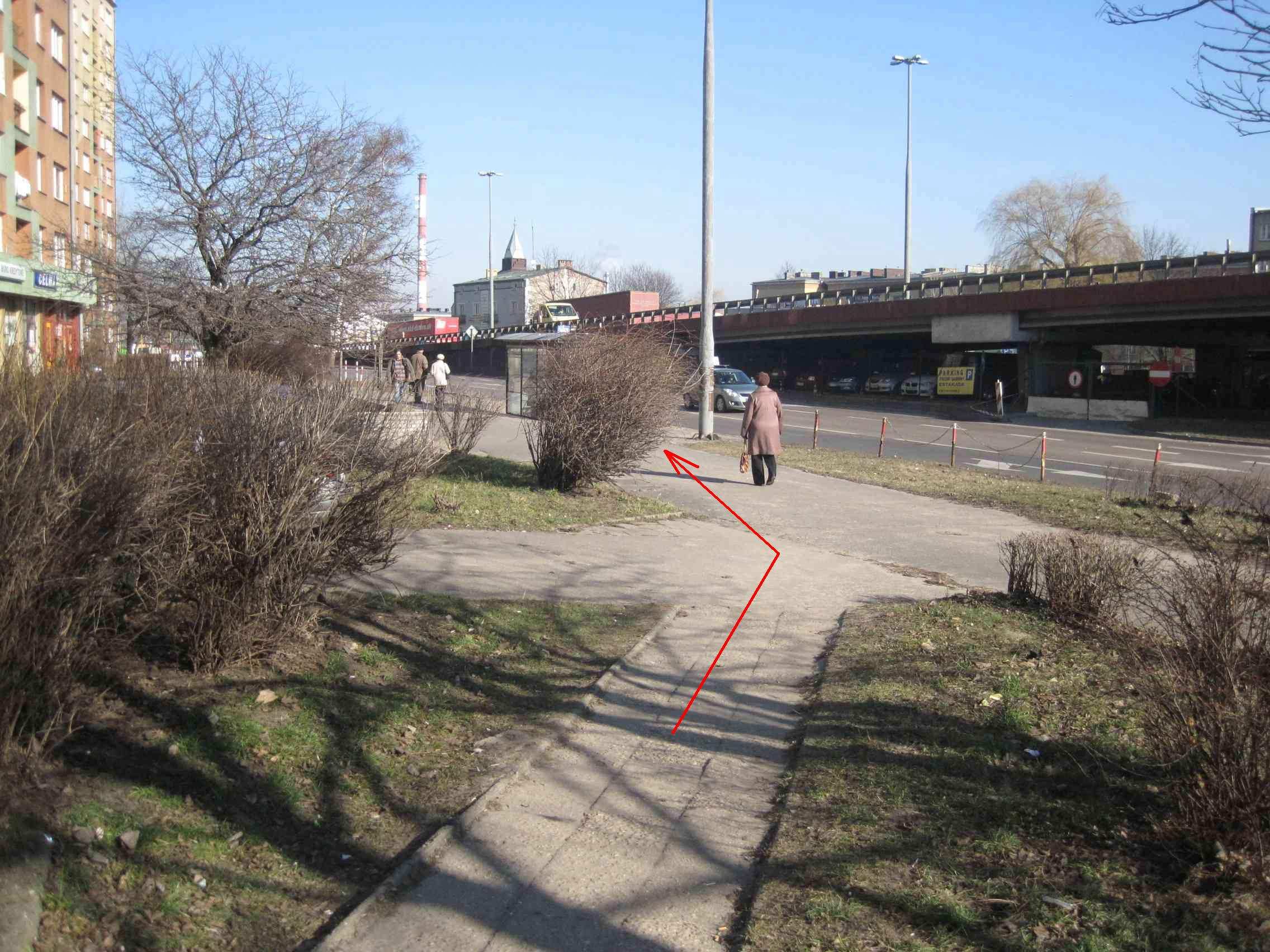 Końcówka drogi do przystanku autobusowego prowadzi wąskim chodniczkiem, wyglądającym na dobudowany w miejscu, gdzie ludzie wydeptywali trawnik. Postulat: poszerzyć chodnik.