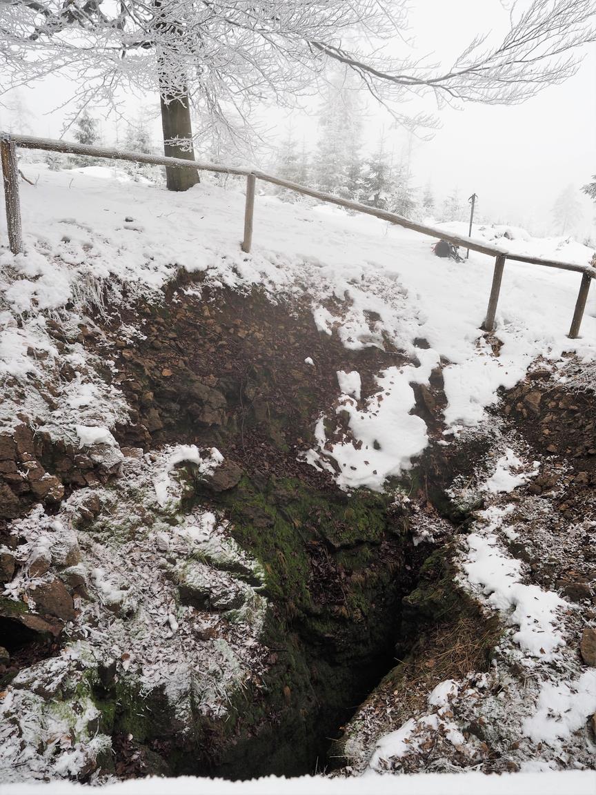 Korzystając z okresu zalegania pokrywy śnieżnej i ujemnych temperatur powietrza, pracownicy Zakładu Geomorfologii Piotr Migoń, Kacper Jancewicz i Marek Kasprzak dokonali rozpoznania systemu rozpadlin