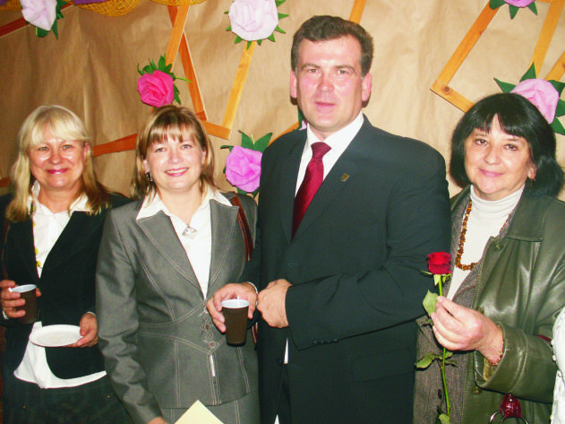 DZIEÑ NAUCZYCIELA Burmistrz z nauczycielami szko³y œredniej. Nagrodê otrzymuje Iwona Anchim. El bieta i Leszek Hajduk oraz Dorota Ostaszewska.