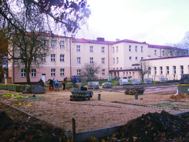 Prace wokó³ Zespo³u Szkó³. Prace przy pod³¹czaniu energii do Ratusza.