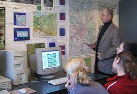 KIERUNKI STUDIÓW PROWADZONE W WAT Akademia kształci studentów na 21 kierunkach studiów BEZPIECZEŃSTWO NARODOWE BUDOWNICTWO CHEMIA I INŻYNIERIA MATERIAŁÓW SPECJALNEGO PRZEZNACZENIA CHEMIA ELEKTRONIKA