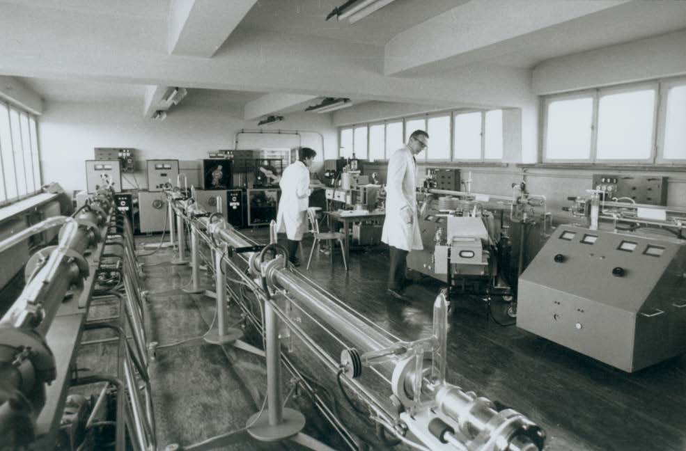 HISTORIA AKADEMII 1956 1965 Transformacja ze szkoły oficerskiej w politechnikę wojskową: wzrost liczby pracowników naukowo dydaktycznych (profesorów i doktorów); zorganizowanie studiów magisterskich