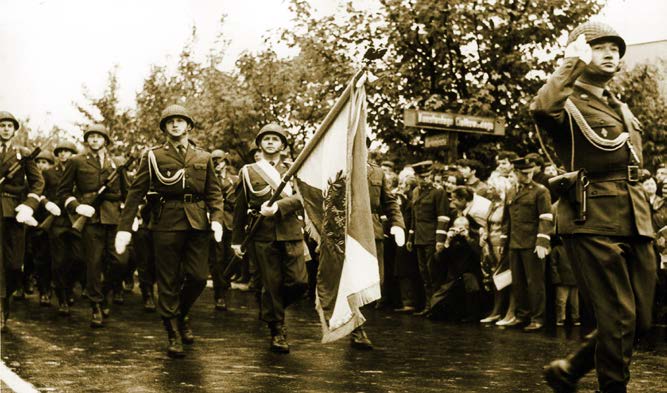 HISTORIA AKADEMII 1965 1996 Wojskowa Akademia Techniczna największa uczelnia wojskowa oraz wiodący ośrodek naukowo- -badawczy techniki wojskowej w kraju: 500 700 absolwentów