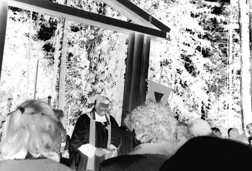 56 Alfonsas Motuzas VEPRIŲ KALVARIJŲ MALDOS IR GIESMĖS 7 fotografija. Pirmuose Siono vartuose Vepriuose per Sekmines, 1997 m.