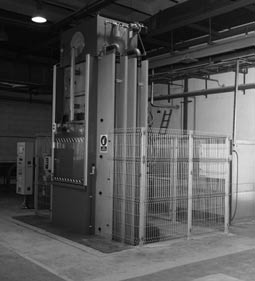 Materiałowo-technologiczna analiza nowych moliwoci produkcji dodatkowego opancerzenia sprztu wojskowego Tablica 3. Podstawowe parametry urzdzenia do cicia paneli strumieniem wody (ang. waterjet). Lp.