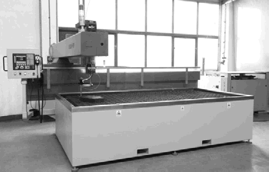 0-15000 Rys. 4. Widok prasy hydraulicznej PHM-2000E Rys. 5. Widok urz dzenia do cicia strumieniem wody (ang. water-jet). 3.3. Maszyna wytrzymałociowa QC-505A2 Widok maszyny przedstawia rys. 6.