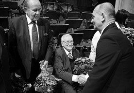 7 8/2014 Kronika adwokatury Adw. Piotr Łukasz Andrzejewski odbiera medal z rąk prezesa NRA adw. Andrzeja Zwary Adw. Andrzej Bąkowski odbiera medal z rąk prezesa NRA adw. Andrzeja Zwary, obok adw.