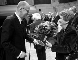 Kronika adwokatury PALESTRA Adw. Anna Sobocińska-Lorenc odbiera medal z rąk wiceprezesa NRA adw. Jacka Treli Adw.