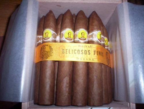 1. BOLIVAR BELICOSOS FINOS Kuba, wyspa jak wulkan gorąca... A Bolivar Belicosos Finos jest taki jak Kuba, choć z racji raczej sporej średnicy pierścienia nie aż tak gorący podczas palenia.