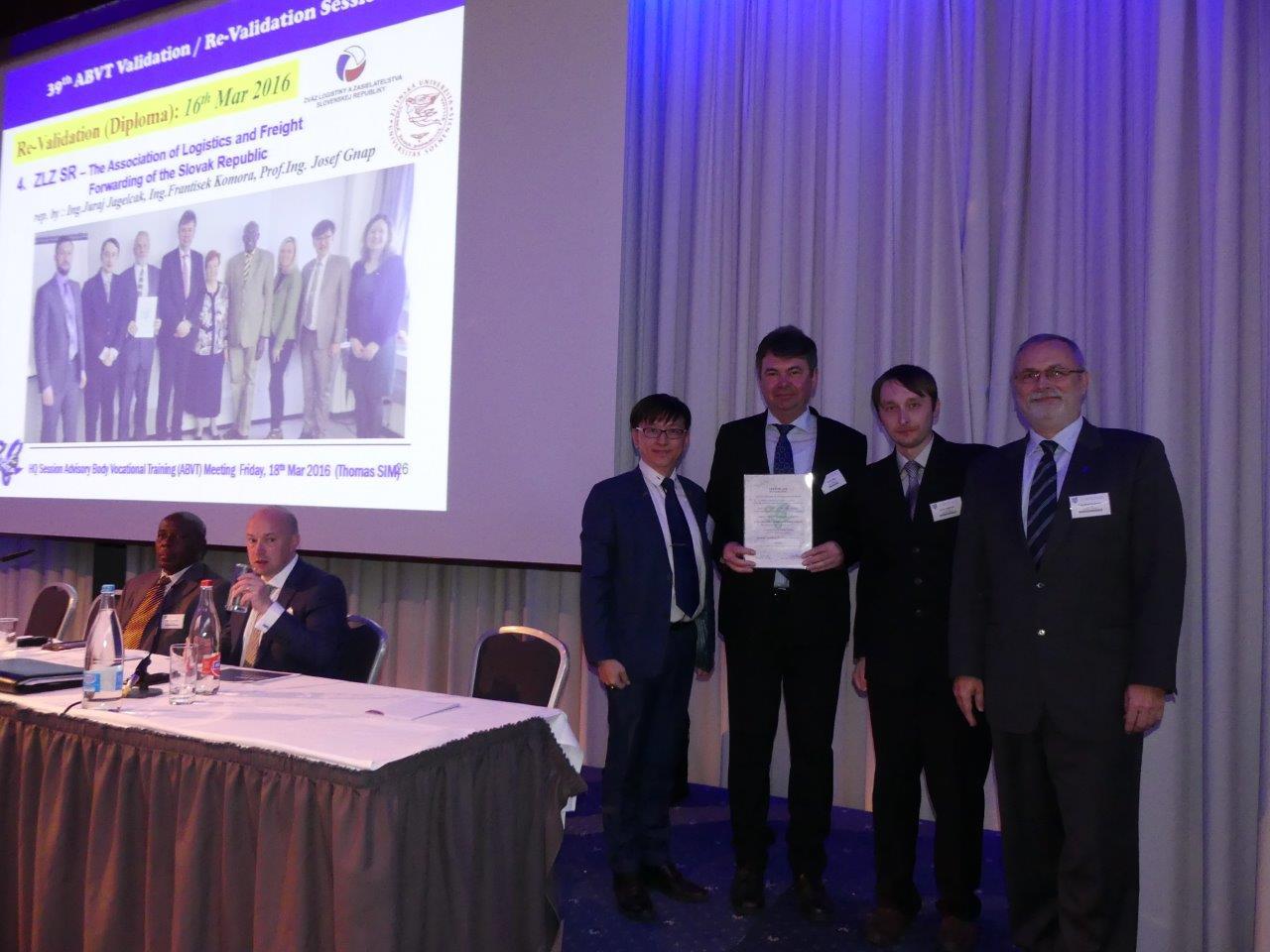 Pozývame vás na kurz FIATA DIPLOMA Začiatok október 2016 1. Úvod do zasielateľstva 2. Námorná preprava 3. Námorné kontajnery 4. Multimodálna preprava 5. Letecká preprava 6. Cestná preprava 7.