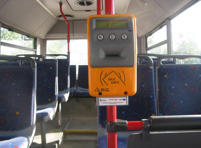 FOT. Czytnik biletów elektronicznych oraz elektroniczna tablica