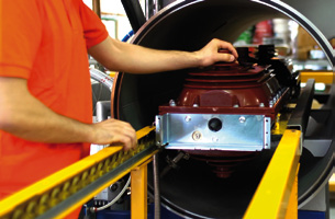 The rotary motion of the shaft is made by an operating mechanism placed on the front.