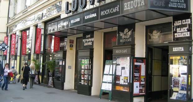 Kluby (1) ROCK CAFÉ Założenie klubu 1990 Przebudowa