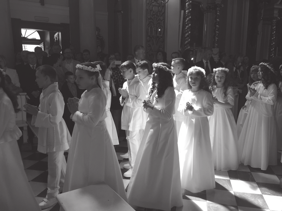 Fot. Bartłomiej Dyras Uroczystość I Komunii Świętej w naszej parafii WYSTAWA WYSTAWA WYSTAWA WYSTAWA WYSTAWA WYSTAWA Zbliża się Dzień Matki. Zapraszam na otwarcie wystawy obrazków na szkle pt.