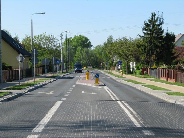 zniwelowania efektu podrzutu stosowane są najazdy na progi o przekroju sinusoidalnym, gdzie w zależności od ukształtowania najazdu, pojazdy mogą poruszać się z prędkością 30 km/h, 40 km/h lub 50 km/h.