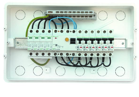 www.moeller.pl Porady dla elektryka Zaletą dwustopniowych ograniczników przepięć klasy B+ (I+II) jest możliwość zainstalowania ich w jednej rozdzielnicy.