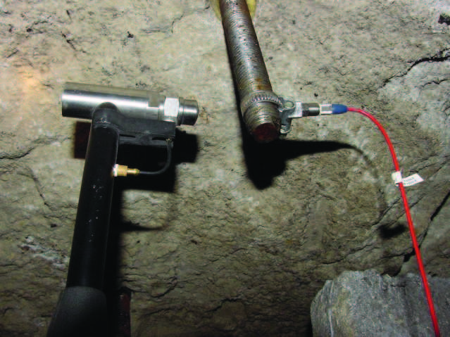 Mining and Environment Fot. 1. Przenośny system akwizycji i rejestracji funkcji przejścia PSR-FRF; realizacja badań w warunkach rzeczywistych stosowania samodzielnej obudowy kotwiowej Foto. 1. Portable unit for acquisition and recording of frequency response function PSR-FRF, measurement in real working conditions where rock bolt support system is used Fot.