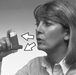 Ważne, aby nie przyspieszać czynności wymienionych w punktach 4-7. 4. Trzymać inhalator w pozycji pionowej palcami, z kciukiem na podstawie inhalatora, pod ustnikiem.