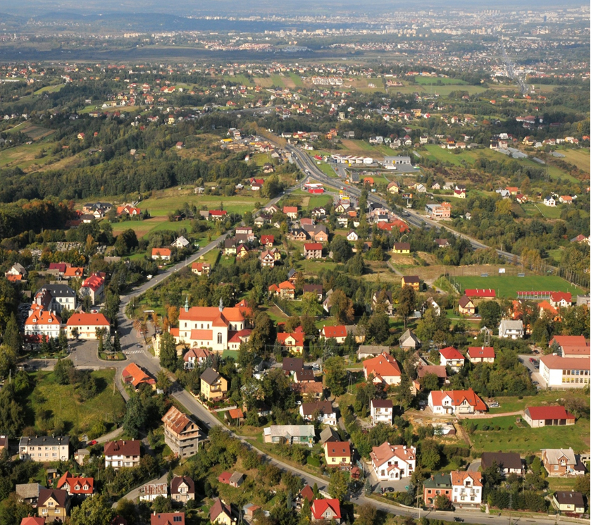 Dominujący jest jednak czynnik kapitału społecznego. Marzenie o własnym domu w ogrodzie sprawia, że jest to najpopularniejsza forma zabudowy mieszkaniowej nie tylko w Polsce. Od co najmniej 35.