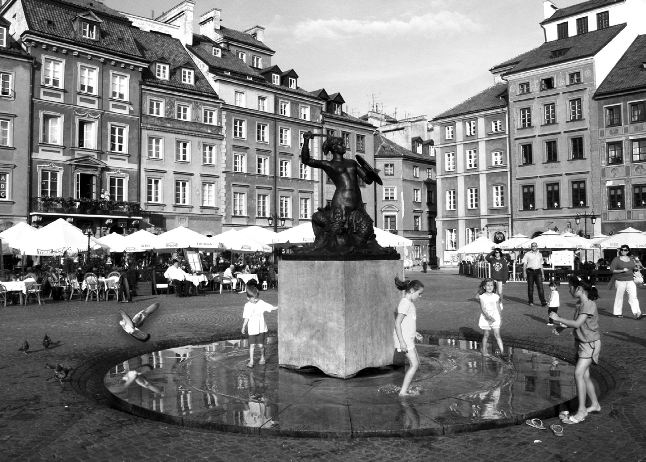 znaki, w różnych kulturach mają inne znaczenia, wyrażone poprzez rozmaite formy, np: obrazy czy rzeźby (Eliade 1970).