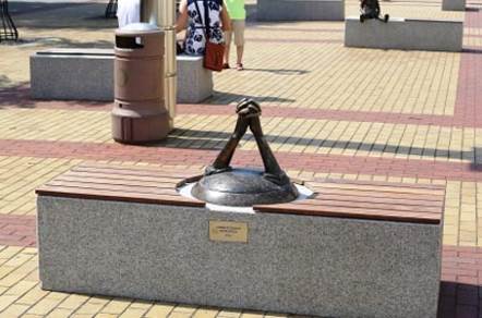 Fig. 19. Klaipedietis (Klaipeda Sculptures, 2015) Here you can see the recently emerged sculpture of a girl with a bird, a benchdog, three benches composition Chess.