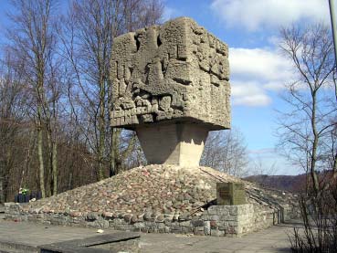 Brodnica Górna - Złota Góra (gmina Kartuzy; powiat kartuski) Pomnik poświęcony Gryfowi Pomorskiemu i innym konspiratorom na ziemi kaszubskiej walczącym z okupantem