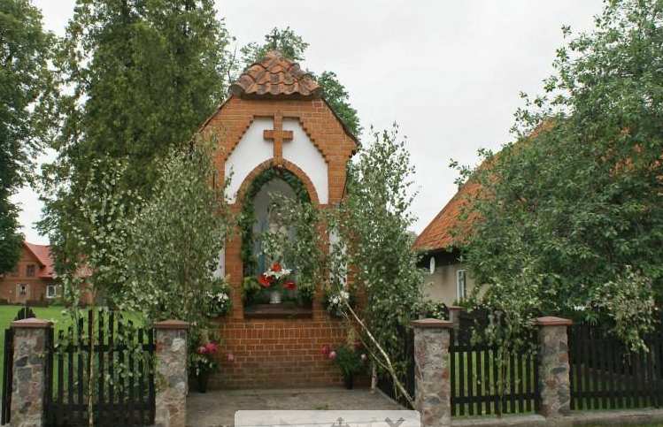 13 Fot. 2.2 Gryźliny, gm. Stawiguda, stan. XXIV, AZP 27-60/27 Kapliczka warmińska w Gryźlinach Źródło: http://www.ciekawemazury.pl/info.htm#3091/pl/p/gryzliny_-_kapliczka Bibliografia M.