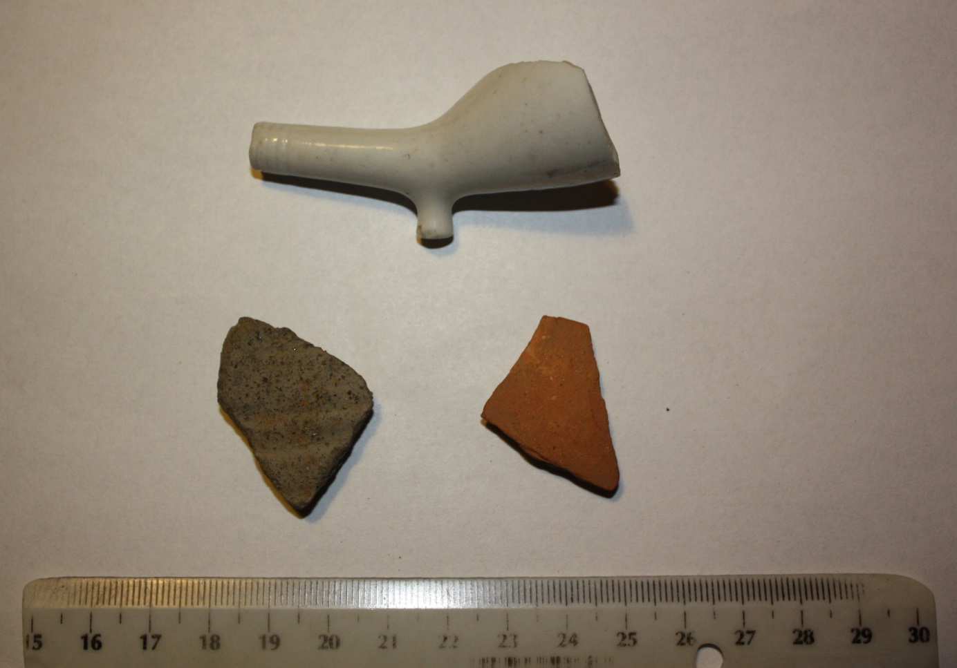 29 5.2.2 Fajka Zachowany fragment fajki (tabl. III ryc. VII) to porcelanowa główką (tzw. holenderka), rozpowszechniona w XIX w.