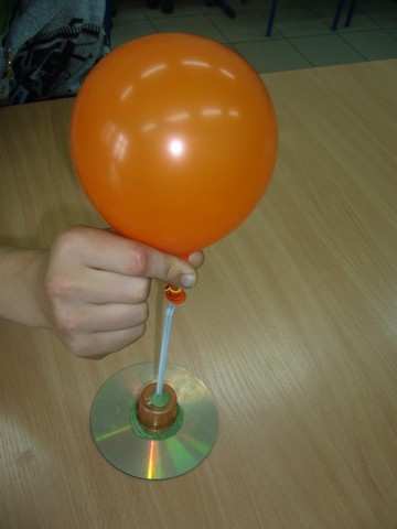 3 Wykonany model poduszkowca: 4. Wyjaśnienie teoretyczne: W napełnionym powietrzem baloniku jest wyższe ciśnienie niż na zewnątrz.
