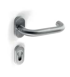 Standardowe wyposażenie drzwi Tylko najwyższej jakości okucia są w stanie zagwarantować drzwiom bezpieczeństwo, na którym można polegać.