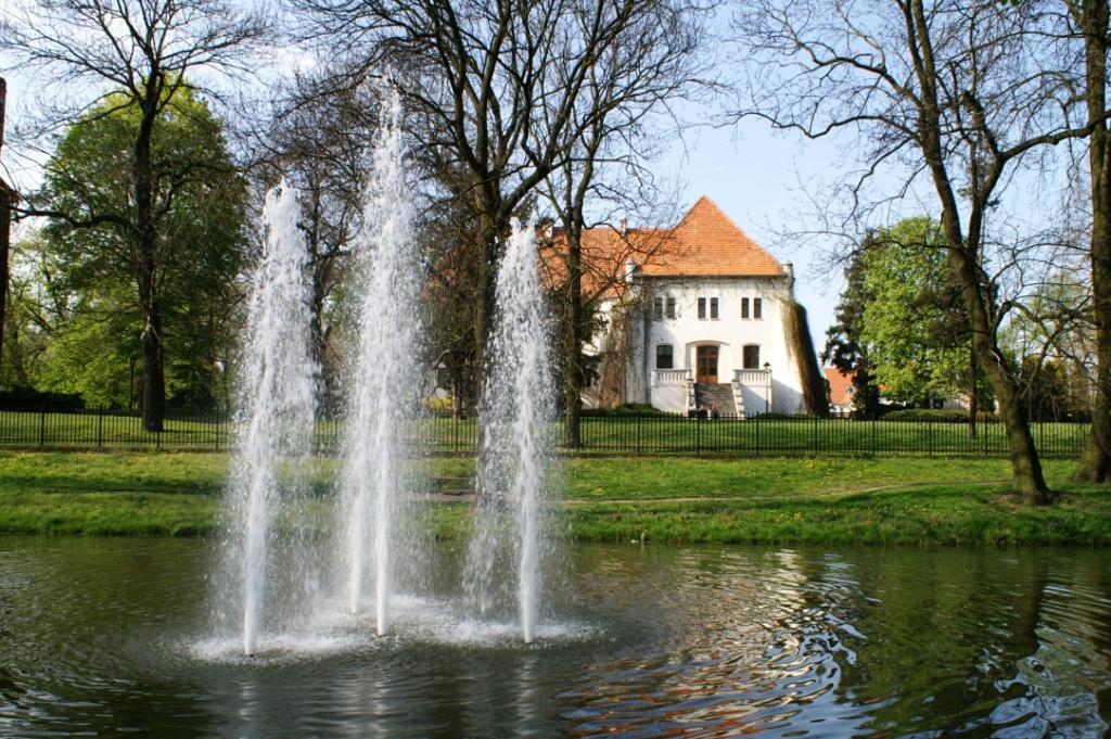 późnogotycką basztę, nazywaną według tradycji Basztą Halszki lub Basztą Czarnej Księżniczki.