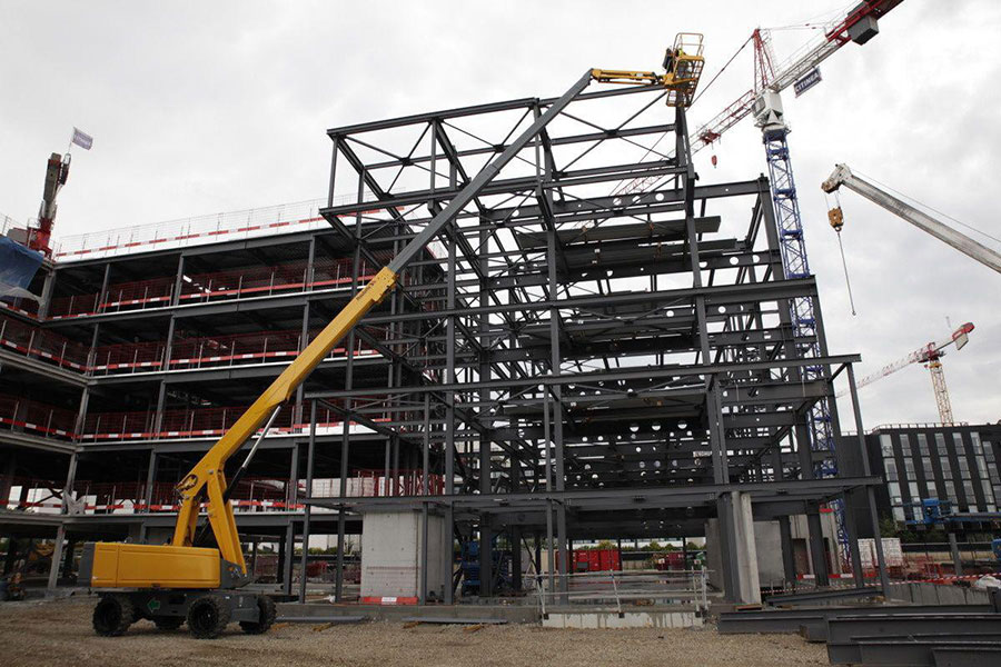 Częstym problemem pojawiającym się zwłaszcza podczas prac na budowie, są limity obciążenia, przez co nie można załadować całego sprzętu naraz, co wymusza konieczność ciągłego opuszczania się i